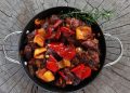 Tigania: Pork with peppers and leek