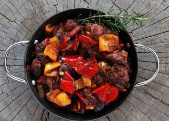 Tigania: Pork with peppers and leek